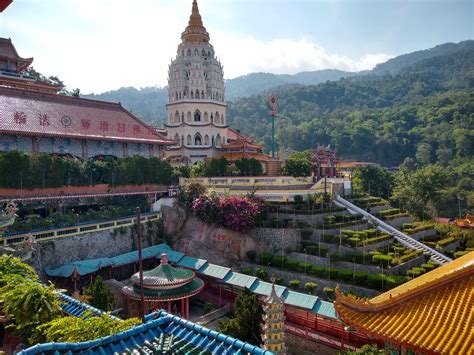  Il Kek Lok Si: Un Tempio Maestoso e Colorato