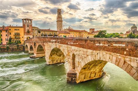 Il Ponte di Pietra: Un Antico Testimone della Storia e della Natura!