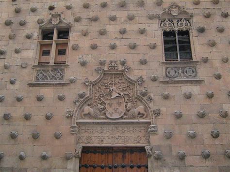  La Casa de las Conchas: Una meraviglia architettonica con un gusto per le conchiglie!