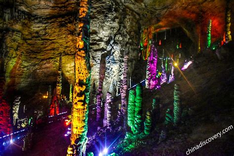 Huanglong Cave: Una meraviglia sotterranea scintillante e misteriosa!