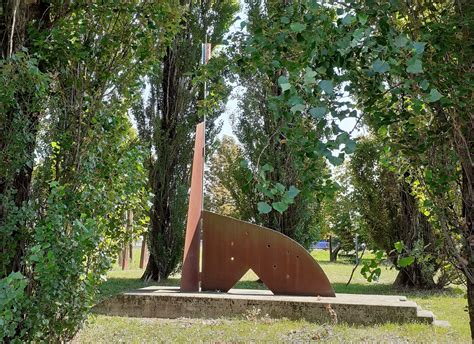 Il Parco Scultura di Suqian: Un'esplosione di arte all'aperto e un'oasi di tranquillità!