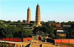  Il Tempio delle Due Pagode: Un'oasi di pace immersa nella bellezza naturale di Guilin!