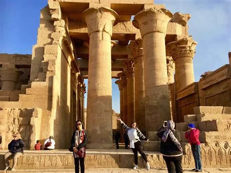 Il Tempio di Kom Ombo: Un viaggio attraverso la storia e la maestosità architettonica!