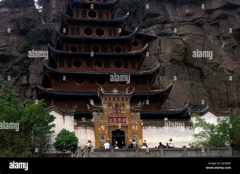 Il Tempio di Wushan! Un viaggio mistico attraverso la storia e il folklore.