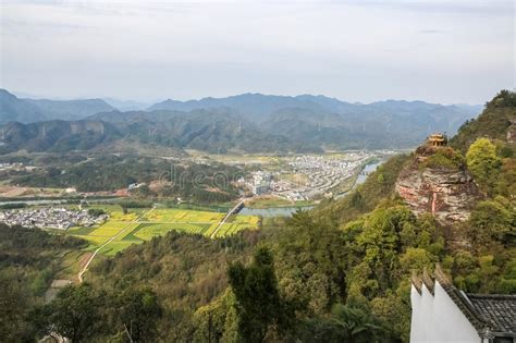 La Montagna di Qiyun: Una Piramide Naturale che Sfida la Gravita'!