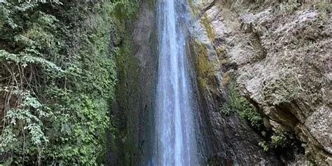 Le Cascate di Jinlong: Un'Esplosione d'Acqua e Storia nella Serenità del Parco!