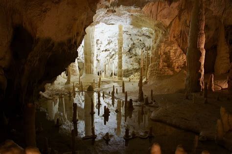 Le Grotte di Liuliang: Un Gioiello Speleologico Incastonato nella Montagna!