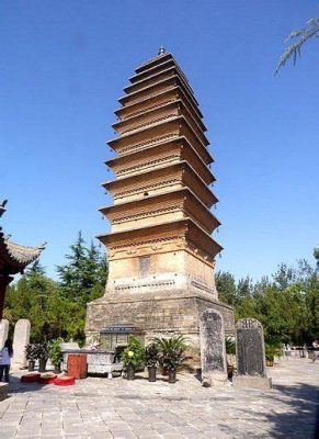 La Pagoda del Lago Qiyun: Uno spettacolo di architettura millenaria che sfiora le nuvole!